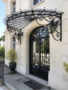 Lire la suite à propos de l’article Portail en fer forgé : 7 modèles essentiels et conseils experts pour bien choisir